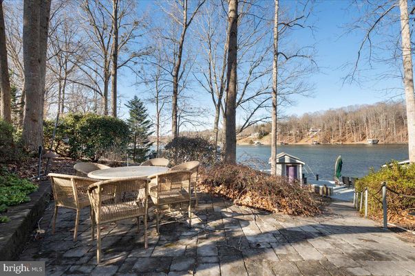 Exterior, Lake