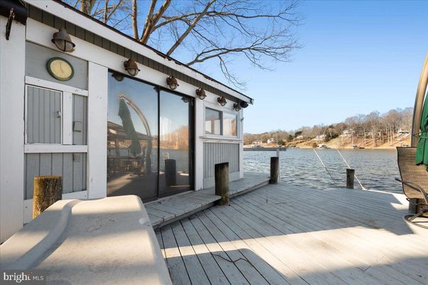 Exterior, Lake
