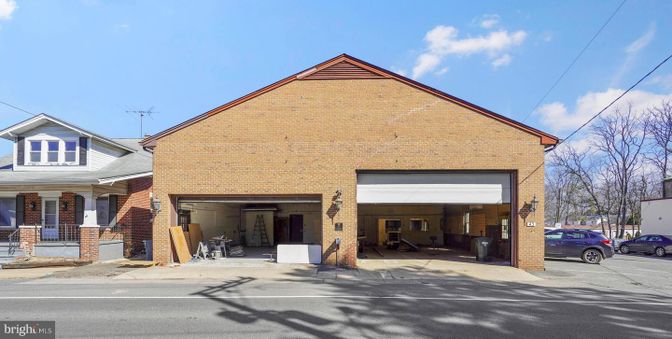 Exterior, Facade, Brick Facade, Brick Traditional