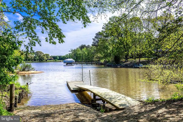 Exterior, Lake