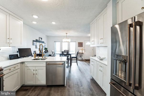 Chandelier, Dining room, Interior, Kitchen, Pendant Lights, Recessed Lighting, Stainless Steel Appliances, Wood Texture Flooring