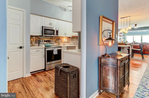 Dining room, Interior, Kitchen, Pendant Lights, Stainless Steel Appliances, Wood Texture Flooring
