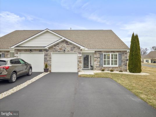 Attached, Exterior, Facade, Ranch