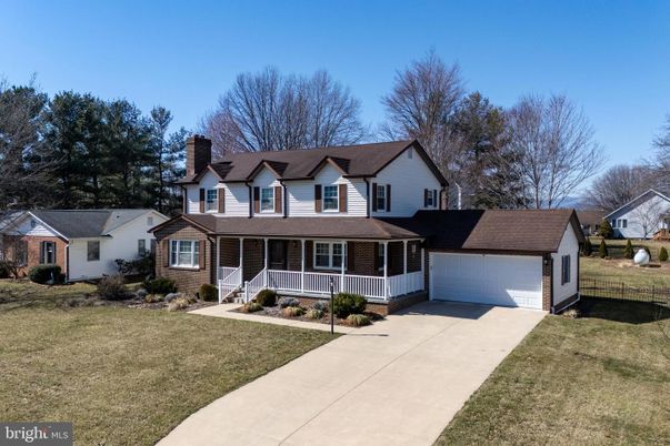 Attached, Exterior, Facade, Farmhouse