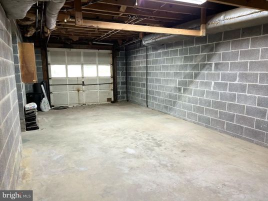 Garage, Interior, Wooden Beams