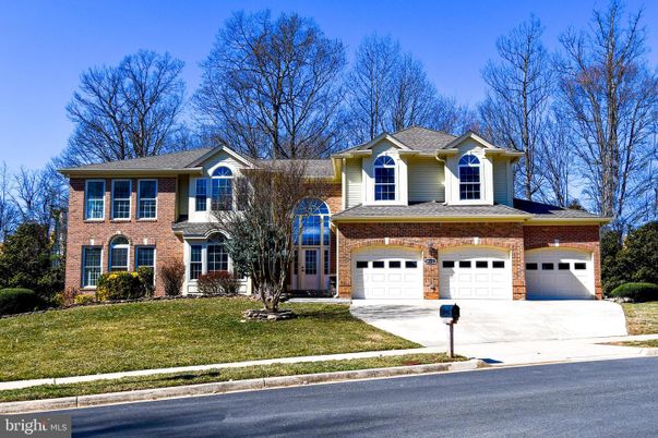 Attached, Exterior, Facade, Brick Facade, Split Level