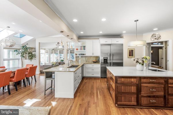 Dining room, Interior, Kitchen, Pendant Lights, Recessed Lighting, Stainless Steel Appliances, Wood Texture Flooring
