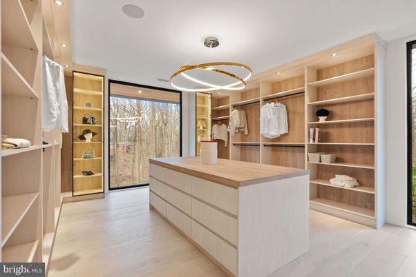 Interior, Pendant Lights, Recessed Lighting, Walk-in Closets, Wood Texture Flooring