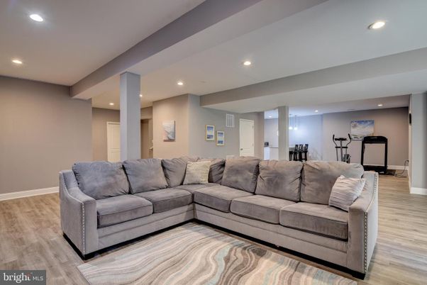 Fitness Equipment, Interior, Living room, Recessed Lighting, Wood Texture Flooring