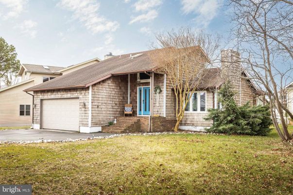 Attached, Exterior, Facade, Ranch