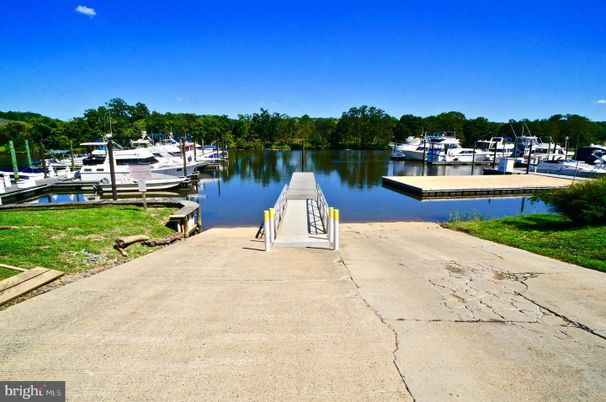 Exterior, Lake