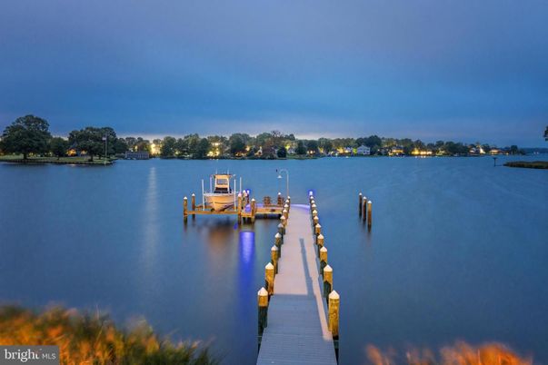 Exterior, Lake
