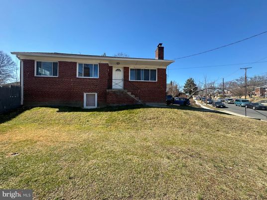 Exterior, Facade, Brick Facade, Raised Ranch