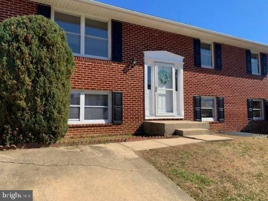 Exterior, Facade, Brick Facade, Raised Ranch