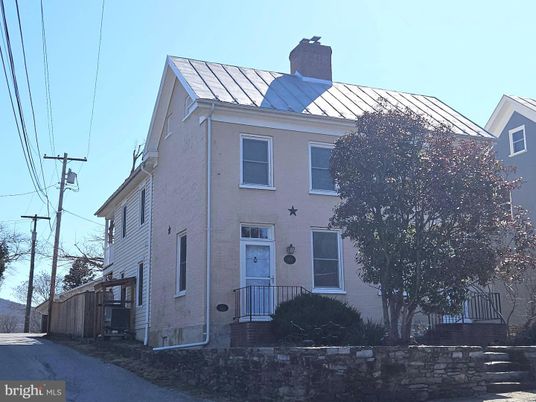 Exterior, Facade, Queen Anne Victorian