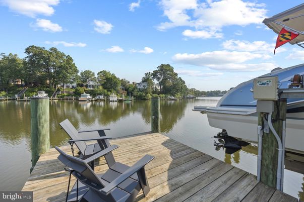 Exterior, Lake