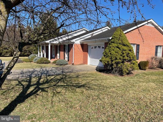 Attached, Exterior, Facade, Brick Facade, Ranch