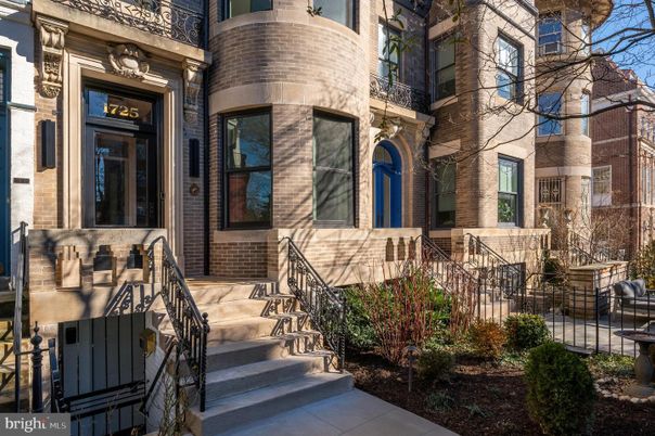 Exterior, Facade, Brownstone