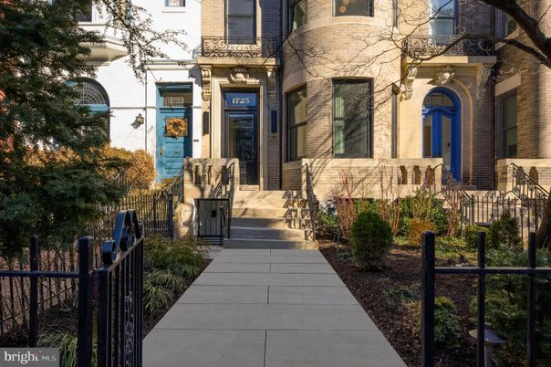 Exterior, Facade, Brownstone