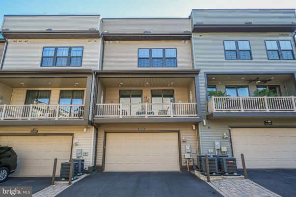 Attached, Exterior, Facade, Rowhouse