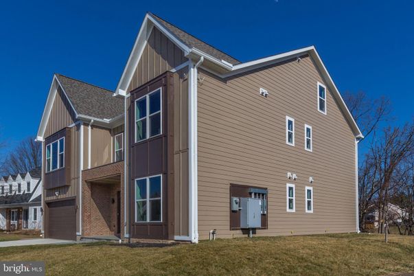Attached, Exterior, Facade, Farmhouse