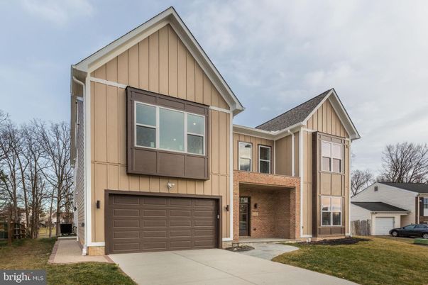 Attached, Exterior, Facade, Farmhouse