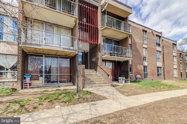 Exterior, Facade, Brick Facade, Rowhouse