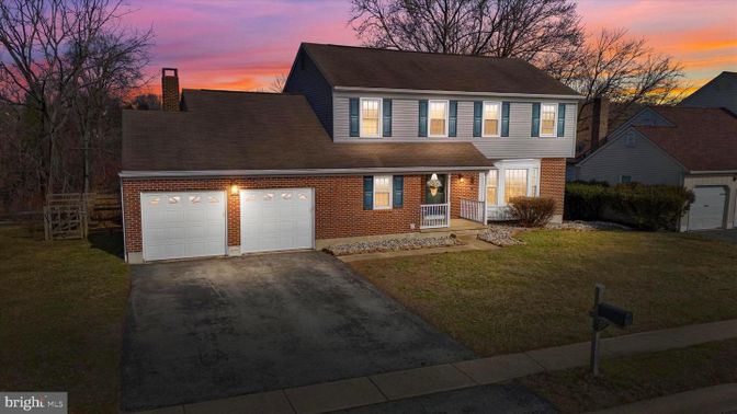 Attached, Exterior, Facade, Brick Facade, Georgian