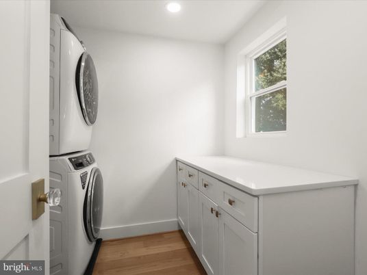Interior, Recessed Lighting, Washer, Wood Texture Flooring