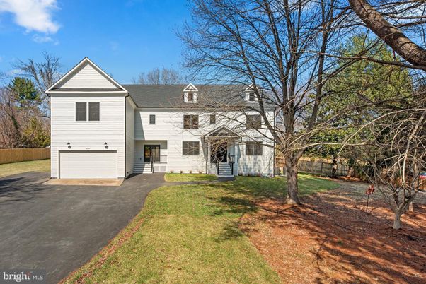 Attached, Exterior, Facade, Farmhouse