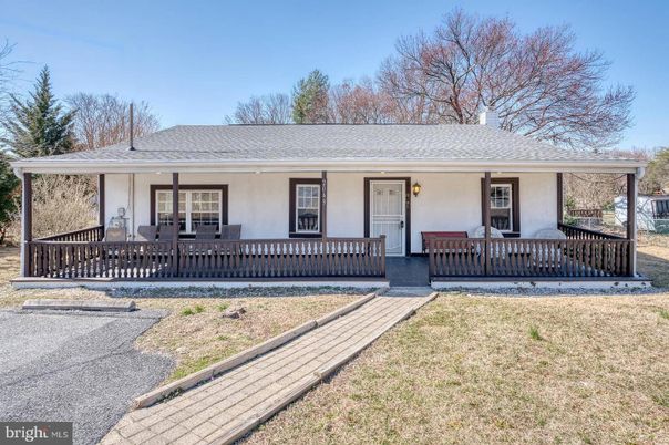 Exterior, Facade, Ranch