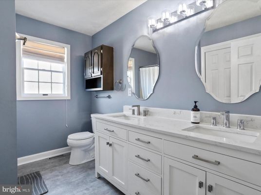 Bathroom, Dual Sink Vanities, Interior