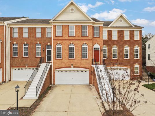 Attached, Exterior, Facade, Brick Facade, Georgian