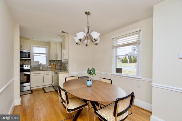 Chandelier, Dining room, Interior, Kitchen, Stainless Steel Appliances, Wood Texture Flooring
