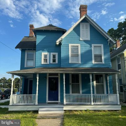 Exterior, Facade, Queen Anne Victorian