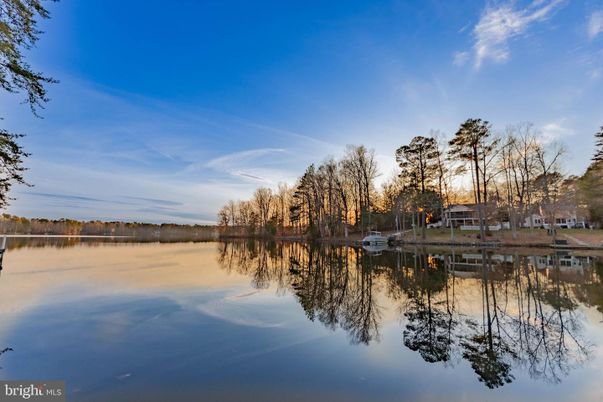 Exterior, Lake
