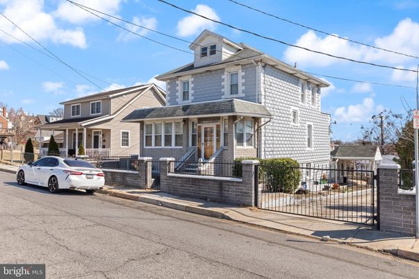 Exterior, Facade, American Foursquare