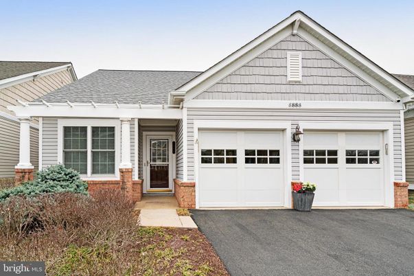 Attached, Exterior, Facade, Ranch