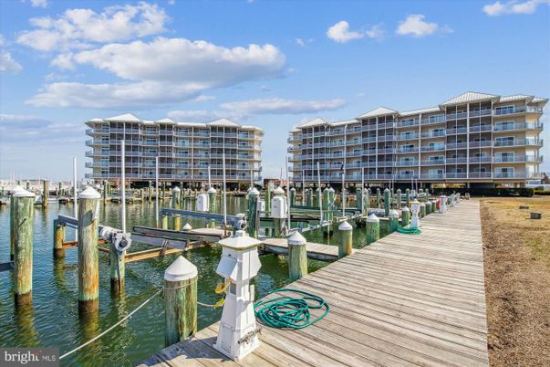 Exterior, Lake