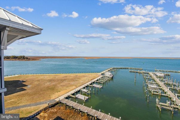 Exterior, Lake