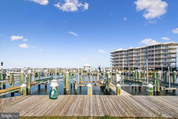 Exterior, Lake