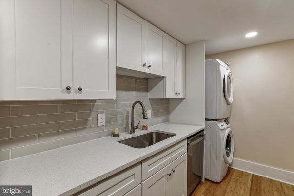 Interior, Recessed Lighting, Washer, Wood Texture Flooring