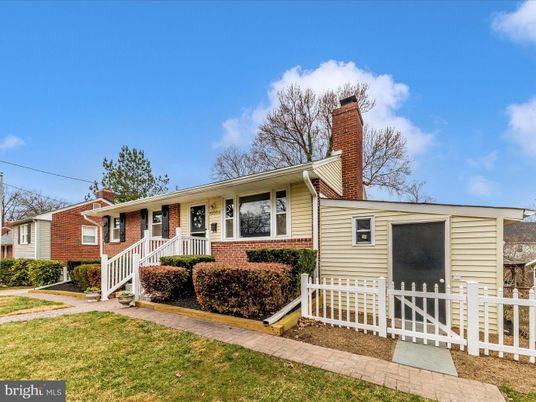 Backyard, Exterior, Facade, Brick Facade, Cape Cod