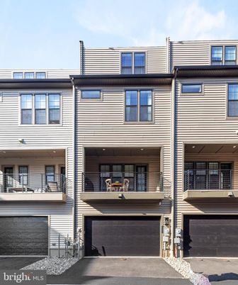Attached, Exterior, Facade, Rowhouse