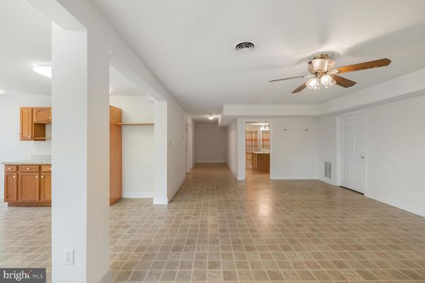 Empty room, Interior