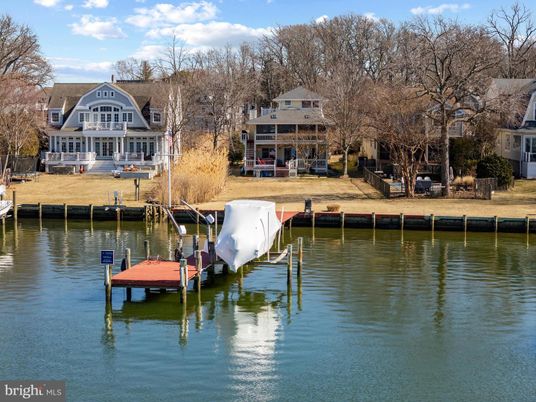 Exterior, Lake
