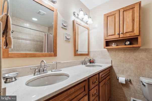 Bathroom, Dual Sink Vanities, Interior, Recessed Lighting