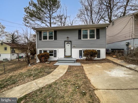 Exterior, Facade, Raised Ranch
