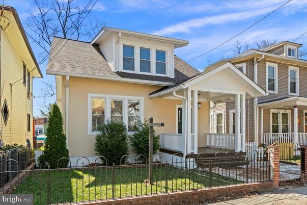 Exterior, Facade, American Foursquare