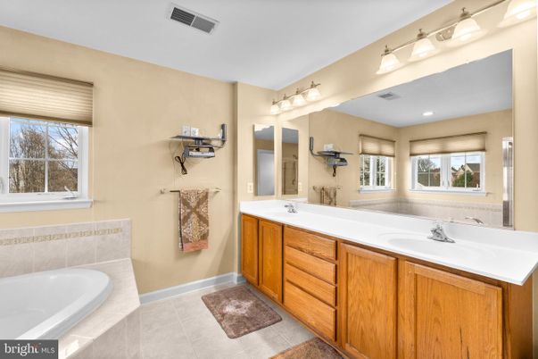 Bathroom, Dual Sink Vanities, Interior, Recessed Lighting